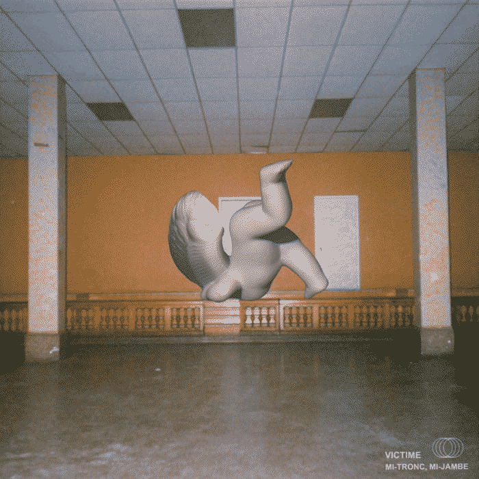 the album art for mi-tronc, mi-jambe by victime. a cg cupid with its head extruded in an unnatural way floats in the middle of a large hall